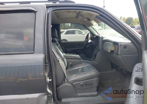 2004 Chevrolet Avalanche 1500 из США, поврежденный, VIN 3GNEC12T04G299072